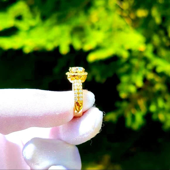 خاتم مويسانيتي من الذهب عيار 14 قيراط عيار 1.5 قيراط مع هالة وأحجار جانبية